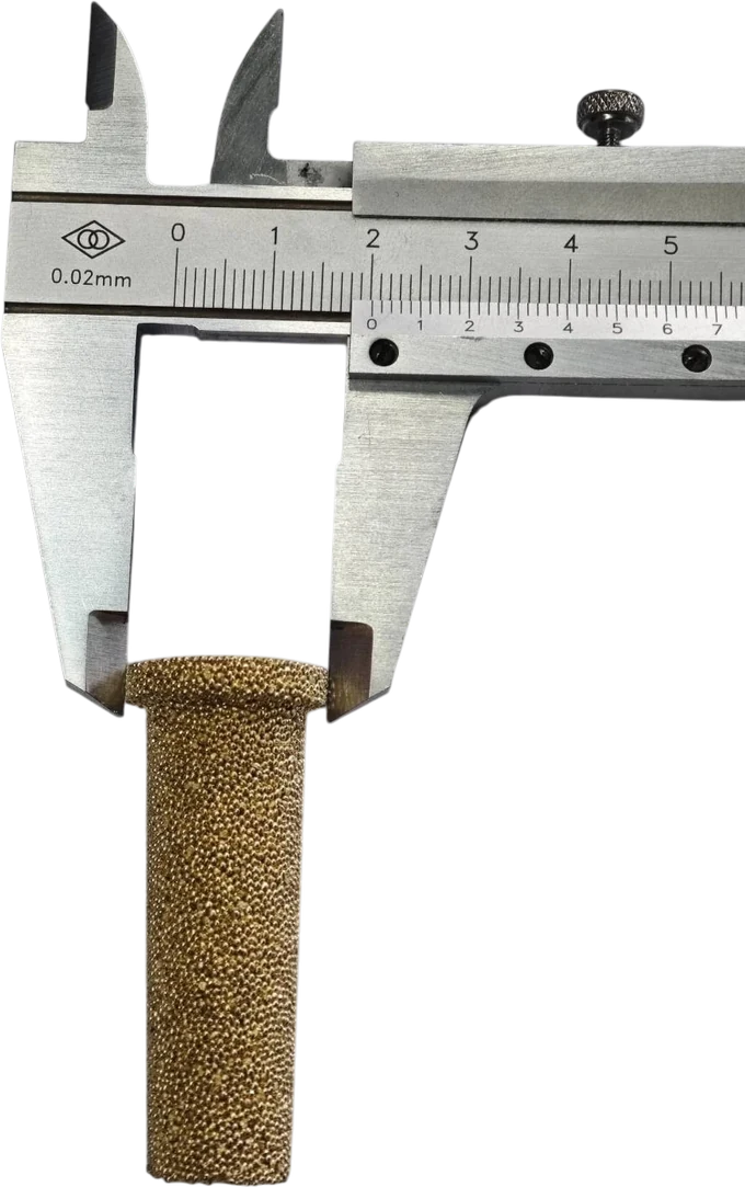 Sintered porous filter element measured with a caliper