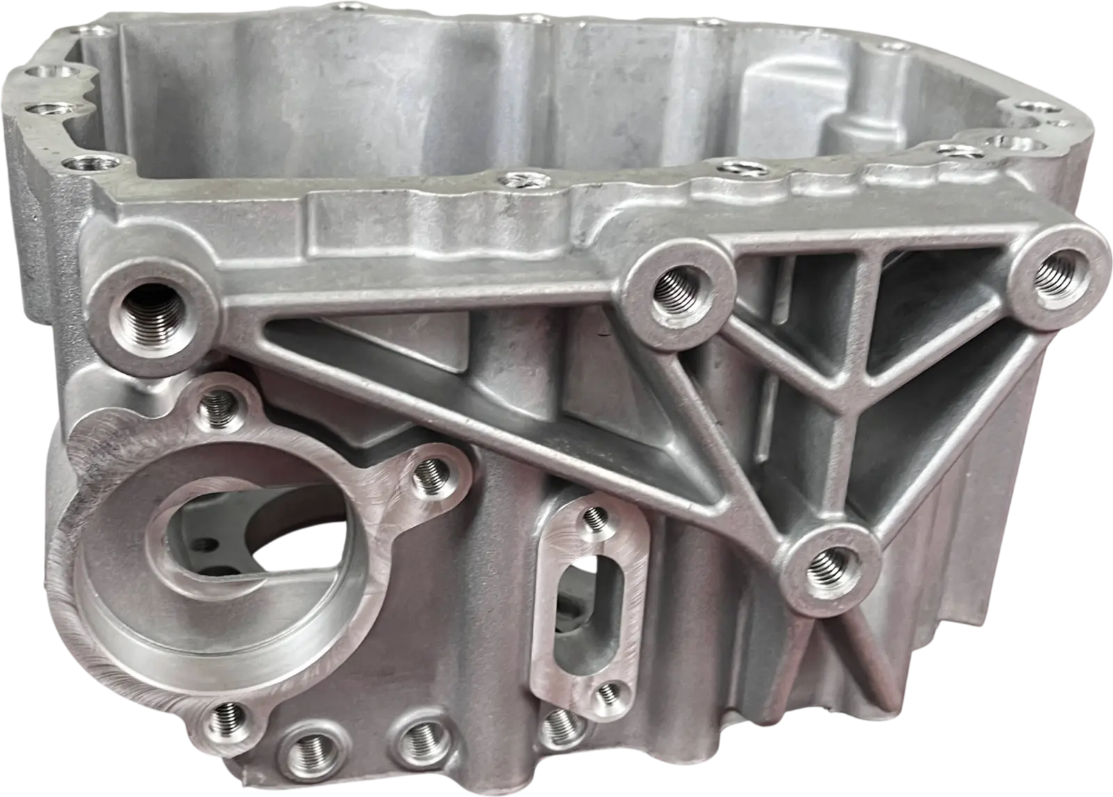 Die-cast aluminum transmission housing with integrated bearing boss, bell-housing bolt flange and reinforcing ribs